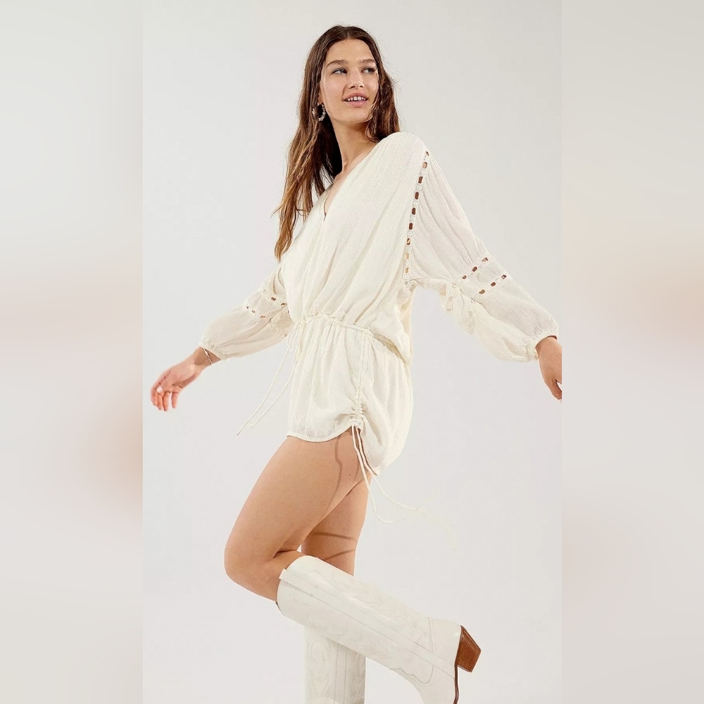 Urban Outfitters UO Junie Long Sleeve Romper In Cream. Size XS. - Picture 3 of 12